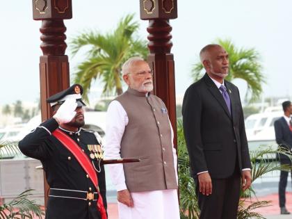 PM Modi in Maldives How did this new spring of love come President Muizzu became slogan India Out come out welcome Narendra Modi | PM Modi in Maldives: मोहब्बत की ये नई बहार आई कैसे...?, पीएम मोदी के स्वागत में कैसे बिछ गए?