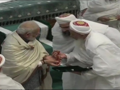 syedna Mufaddal Saifuddin spiritual head Dawoodi Bohra community felicitates Prime Minister Narendra Modi | बोहरा समुदाय के धर्मगुरु से पीएम मोदी ने ली माला, मस्जिद में ओढ़ी शॉल