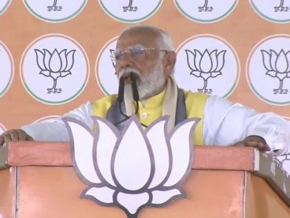 PM narendra Modi In Bihar Campaign lying about reservation lashed out Congress and RJD in Motihari and Maharajganj dividing on religion watch video | PM Modi In Bihar: आरक्षण को लेकर झूठ बोलने का अभियान, मोतिहारी और महाराजगंज में कांग्रेस और राजद पर बरसे पीएम मोदी, डीएमके के लोग ने बिहार को गाली दी, देखें वीडियो