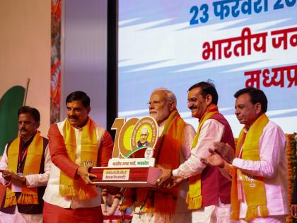 PM Modi Visit Bageshwar Dham Modi met 163 BJP MLAs, 37 Lok Sabha-Rajya Sabha members and 200 public representatives at dinner, said connect public | PM Modi Visit MP: रात्रि भोज पर 163 भाजपा विधायकों, 37 लोकसभा-राज्यसभा सदस्यों और 200 से जनप्रतिनिधि से मिले पीएम मोदी, बोले-जनता से जुड़िए