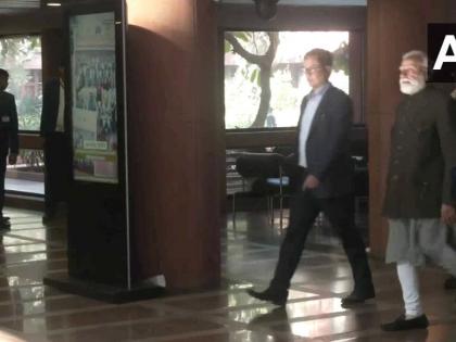 NDA MPs garland PM narendra Modi to congratulate him Bihar election victory nitish kumar watch video | बिहार जीत के शिल्पकार नीतीश कुमार?, NDA सांसदों ने पीएम मोदी को माला पहनाकर बधाई दी, देखिए वीडियो NDA MPs garland PM narendra Modi to congratulate him Bihar election victory nitish kumar watch video | बिहार जीत के शिल्पकार नीतीश कुमार?, NDA सांसदों ने पीएम मोदी को माला पहनाकर बधाई दी, देखिए वीडियो