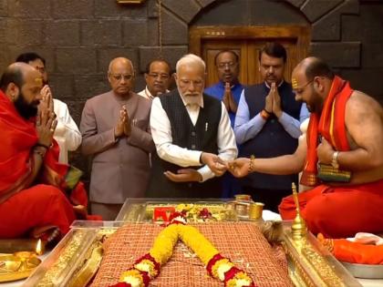 PM Modi in Sai Temple: नरेंद्र मोदी पहुंचे शिर्डी के साईं मंदिर, पूजा अर्चना की तस्वीरें हुईं वायरल