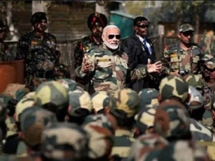 PM Modi arrives in Jammu and Kashmir for the first time after the removal of Article 370, Diwali celebrated in Rajouri among soldiers | अनुच्छेद 370 हटने के बाद पहली बार जम्मू-कश्मीर पहुंचे PM मोदी, जवानों के बीच राजौरी में मनाई दिवाली