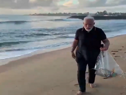 PM Narendra Modi Plogging at a beach in Mamallapuram today video goes viral | पीएम मोदी ने महाबलीपुरम के बीच पर आधे घंटे तक की सफाई, खुद उठाया कचरा, सोशल मीडिया पर छाया वीडियो