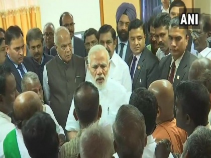 PM Modi visits cyclonic storm ockhi affected villages in kerala and tamilnadu | तूफान 'ओखी' ने ली 70 से ज्यादा मछुआरों की जान, पीएम ने पीड़ितों से मिल जाना हाल