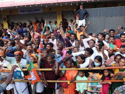Kerala PM Narendra Modi greets people arrives Thiruvananthapuram flag off Vande Bharat Express train see video | Kerala: तिरुवनंतपुरम में जोरदार स्वागत, हजारों लोग पीएम मोदी का स्वागत करने के लिए घंटों सड़क के किनारे कतार में खड़े, देखें वीडियो