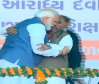 Video: PM Modi touches feet of former Gujarat Chief Minister Keshubhai Patel at Gujarat rally | गुजरात की रैली में PM मोदी ने छुए पूर्व CM केशुभाई पटेल के पांव, फिर गले मिलकर जाना हाल