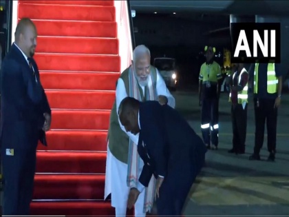 Prime Minister of Papua New Guinea James Marape seeks blessings of Prime Minister Narendra Modi | WATCH: पापुआ न्यू गिनी पहुंचने पर वहां के प्रधानमंत्री मारपे ने पीएम मोदी के पैर छूकर लिया आशीर्वाद, स्वागत करने के लिए पहुंचे थे एयरपोर्ट