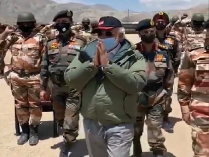 pm narendra modi Ladakh troops With high josh Sloganeering Bharat Mata Ki Jai | जब हाथ जोड़कर पीएम मोदी ने लद्दाख में सेना का किया अभिवादन तो लगे इस बात के नारे, सरकार ने जारी किया वीडियो