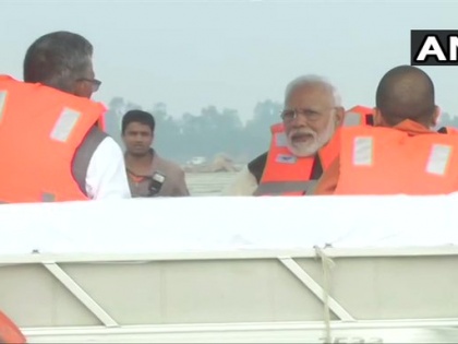 Namami Gange: Prime Minister Narendra Modi sat on a boat to take stock of Ganga cleaning | नमामि गंगे : प्रधानमंत्री नरेंद्र मोदी ने नाव पर बैठकर गंगा की सफाई का लिया जायजा