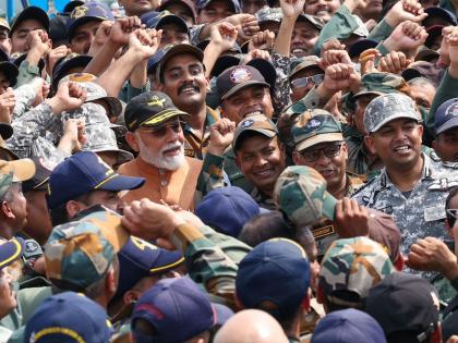 Today early morning PM narendra Modi went Adampur Air Base briefed Air Force personnel interacted with brave Jawans | Adampur Air Base: आदमपुर एयरबेस पर जवानों से मिले पीएम मोदी, देखें तस्वीरें