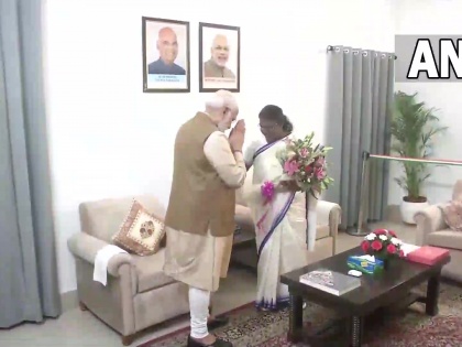Presidential Election 2022 pm Narendra Modi greets and congratulates Droupadi Murmu being elected new President of the country see video | द्रौपदी मुर्मू को जीत की बधाई देने उनके घर पहुंचे पीएम मोदी, देखें वीडियो