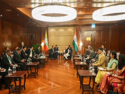 PM Modi met Myanmar military chief discussed relief and rescue operations after the earthquake | PM Modi in Thailand: पीएम मोदी ने म्यामांर के सैन्य प्रमुख से की मुलाकात, भूकंप के बाद राहत-बचाव कार्यों पर की चर्चा