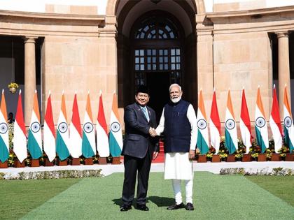 India-Indonesia PM Modi meets Indonesian President Prabowo Subianto Hyderabad House in Delhi work together defence manufacturing and supply chain see video | India-Indonesia: समुद्री, साइबर सुरक्षा, आतंकवाद निरोध और कट्टरपंथ पर करेंगे प्रहार?, इंडोनेशिया के राष्ट्रपति प्रबोवो सुबियांतो के साथ पीएम मोदी ने की वार्ता, देखें India-Indonesia PM Modi meets Indonesian President Prabowo Subianto Hyderabad House in Delhi work together defence manufacturing and supply chain see video | India-Indonesia: समुद्री, साइबर सुरक्षा, आतंकवाद निरोध और कट्टरपंथ पर करेंगे प्रहार?, इंडोनेशिया के राष्ट्रपति प्रबोवो सुबियांतो के साथ पीएम मोदी ने की वार्ता, देखें