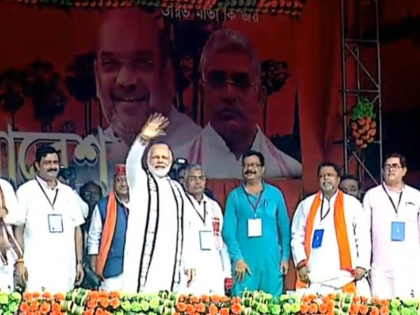 pm narendra modi west bengal midnapur speech live and highlights | पश्चिम बंगालः मिदनापुर में PM मोदी ने CM ममता को दिखाई उमड़ी भीड़ की ताकत, कहा-दीदी देख लीजिए दम