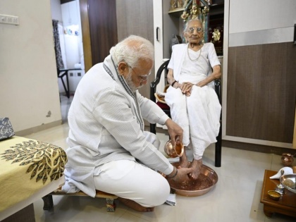 PM Modi reached home on 100th birthday of mother Heeraben Modi fed her feet video | पीएम मोदी मां हीराबेन मोदी के 100वें जन्मदिन पर पहुंचे घर; पांव पखारे, मिठाई खिलाई, पैर छू लिया आशीर्वाद