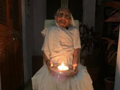 Coronavirus: PM Narendra Modi mother Heeraben Modi also lit a lamp in her house | Coronavirus: एकजुटता की दिवाली में शामिल हुईं पीएम नरेंद्र मोदी की मां, जलाया दिया