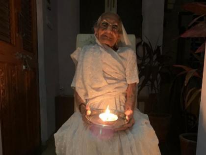 Coronavirus: PM Narendra Modi mother Heeraben Modi also lit a lamp in her house | Coronavirus: एकजुटता की दिवाली में शामिल हुईं पीएम नरेंद्र मोदी की मां, जलाया दिया Coronavirus: PM Narendra Modi mother Heeraben Modi also lit a lamp in her house | Coronavirus: एकजुटता की दिवाली में शामिल हुईं पीएम नरेंद्र मोदी की मां, जलाया दिया