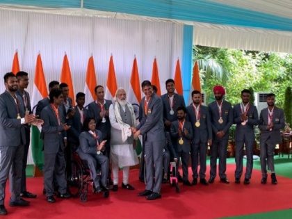 PM Narendra Modi meets with tokyo Paralympic champions watch photos | टोक्यो पैरालंपिक में देश का गौरव बढ़ाने वाले खिलाड़ियों से मिले प्रधानमंत्री नरेंद्र मोदी, शेयर की खास तस्वीरें