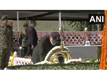 Kargil Vijay Diwas 2024 PM Modi pays tribute to bravehearts in Drass | Kargil Vijay Diwas 2024: द्रास में युद्ध स्मारक पर पीएम मोदी ने शहीद नायकों को दी श्रद्धांजलि, देखें वीडियो Kargil Vijay Diwas 2024 PM Modi pays tribute to bravehearts in Drass | Kargil Vijay Diwas 2024: द्रास में युद्ध स्मारक पर पीएम मोदी ने शहीद नायकों को दी श्रद्धांजलि, देखें वीडियो