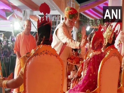 PM Modi performed coronation aarti ayodhya deepotsav Lord Shri Ram Mata Sita video | देखें: हाथ में थाली लेकर पीएम मोदी ने किया प्रतीकात्मक भगवान श्री राम-माता सीता का राज्याभिषेक-उतारी आर्ती, सामने आया वीडियो