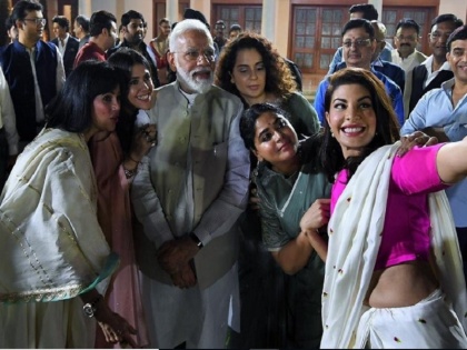 PM Narendra Modi Trolled over bollywood actress selfie social media reaction | 'हिंदुस्तान को पाकिस्तान मत बनने दो मोदी जी', इस सेल्फी को लेकर पीएम मोदी की जमकर हो रही है किरकिरी