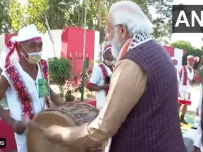 Watch Video PM narendra Modi plays traditional musical instruments during his visit Manipur | देखें वीडियो: पारंपरिक वाद्ययंत्रों पर पीएम मोदी ने आजमाए हाथ, वायरल
