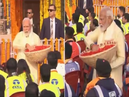 VIDEO: PM Modi showered flowers on the workers who were part of the Ram temple construction team in Ayodhya | VIDEO: पीएम मोदी ने अयोध्या में राम मंदिर निर्माण दल का हिस्सा रहे वर्करों पर फूलों की वर्षा की, देखें