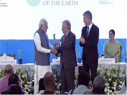 PM narendra Modi receives United Nations Champions of the Earth award | PM मोदी हुए 'चैंपियंस ऑफ द अर्थ' अवॉर्ड से सम्मानित, कहा-ये भारत के आदिवासी भाई-बहनों का है सम्मान