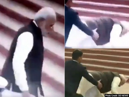 PM Narendra Modi stumbles on the steps of Ganga ghat in Kanpur viral video | गंगा घाट की सीढ़ियों पर फिसला पीएम मोदी का पैर, लड़खड़ाकर गिर पड़े, देखिए वीडियो
