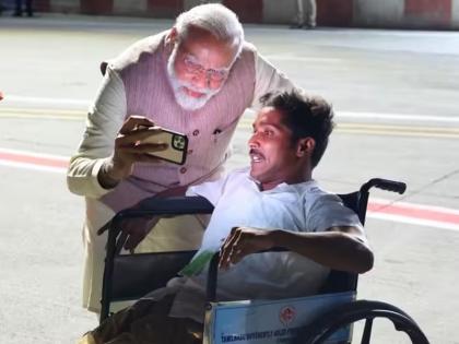 PM Modi took a selfie with a disabled BJP worker Tamil Nadu told- he donates a part of his income to the party | तमिलनाडु: भाजपा के दिव्यांग कार्यकर्ता के साथ पीएम मोदी ने ली सेल्फी, बताया- अपनी आमदनी का एक हिस्सा करता है पार्टी को दान