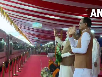 Bhopal-Delhi Vande Bharat Express PM Narendra Modi flags off route timing detail see per person fare list Rani Kamlapati railway station see video | Bhopal-Delhi Vande Bharat Express: पीएम मोदी ने वंदे भारत एक्सप्रेस ट्रेन को हरी झंडी दिखाई, जानें क्या है टाइमिंग, सुविधा और किराया