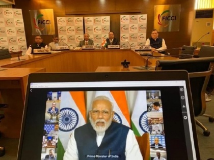 PM Modi video conferencing with industrialists said unexpected crisis to indian economy due to Corona virus strictly avoid hoarding and black marketing | पीएम मोदी ने उद्योगपतियों से की वीडियो कांफ्रेंसिंग, बोले-कोरोना वायरस अर्थव्यवस्था के लिए अप्रत्याशित संकट.. जमाखोरी और कालाबाजारी न हो