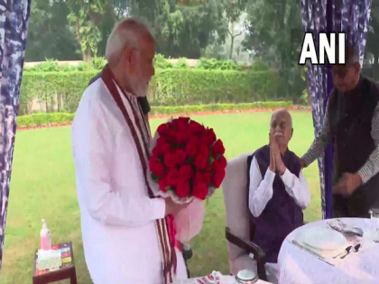 PM naredra Modi visits LK Advani his birthday prays for his good health see video | आडवाणी के आवास पर पहुंचे पीएम मोदी, स्वास्थ्य और लंबी उम्र की कामना, देखें वीडियो