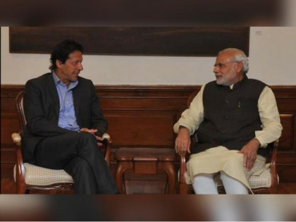 PM Narendra Modi sends bat As gift to Imran khan | पाकिस्तान के होने वाले प्रधानमंत्री इमरान खान के लिए PM मोदी ने भेजा ये खास गिफ्ट