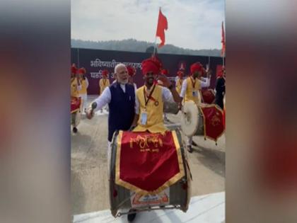 Watch PM Narendra Modi Spotted A Dhol Player At Nagpur Event Video | वीडियो: नागपुर इवेंट में जब ढोल बजाने लगे पीएम मोदी, ढोलक कलाकारों के साथ मिलाया ताल से ताल, देखें