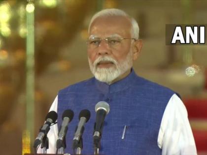 PM Modi Oath ceremony Live Dressed white kurta blue jacket with churidar pajama Narendra Modi takes oath Prime Minister for third time | PM Modi Oath ceremony Live: चूड़ीदार पायजामे के साथ सफेद कुर्ता और नीली जैकेट पहनी, नरेन्द्र मोदी ने तीसरी बार प्रधानमंत्री पद की शपथ ली