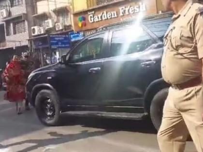 Video Woman caught while attempting to breach PM Modi's security in Ranchi Three policemen suspended for lapse in security of Prime Minister Jharkhand see video | PM Modi in Ranchi: पीएम मोदी की सुरक्षा में सेंध, महिला अप्रत्याशित रूप से दौड़ते हुए काफिले के सामने आई, तीन पुलिसकर्मी निलंबित, देखें वीडियो