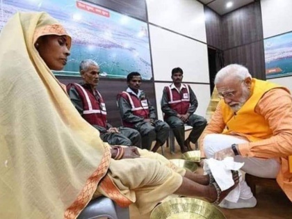 Washing the feet of cleaning workers PM Modi's video is viral on social media, people said electoral stunt! | सफाई कर्मियों के पैर धोते पीएम मोदी का वीडियो वायरल, लोगों ने कहा चुनावी स्टंट!