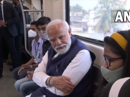 Pune Metro Rail Project gift PM Narendra Modi buys ticket travell Garware College to Anand Nagar interact children watch video | Pune Metro Rail Project: पुणे को मेट्रो तोहफा, पीएम मोदी ने टिकट खरीदकर ट्रेन में यात्रा की, बच्चों से बातचीत, देखें वीडियो