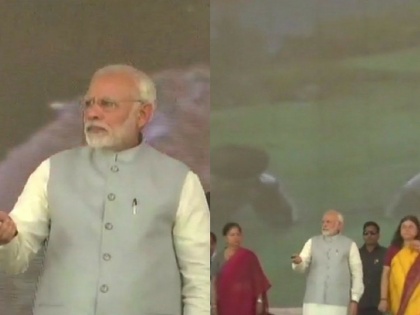PM Narendra Modi inaugurates pan-India expansion of Beti Bachao Beti Padhao programme in Jhunjhunu, Rajasthan. | राजस्थान: झुंझुनूं में पीएम मोदी ने 'राष्ट्रीय पोषण मिशन' किया लॉन्च, कहा- बेटियां बोझ नहीं होती हैं