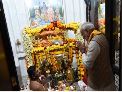 PM Narendra Modi offers prayers at Shiva temple and Qaboos Grand Mosque in Muscat | मस्कटः पीएम मोदी ने किए शिव मंदिर के दर्शन, मस्जिद में दुआ मांग भारत के लिए हुए रवाना