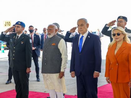 Modi Israel Visit: 9 साल बाद इजरायल पहुंचे पीएम मोदी, इजरायली मीडिया ने ‘ऐतिहासिक’ बताया, देखिए तस्वीरें