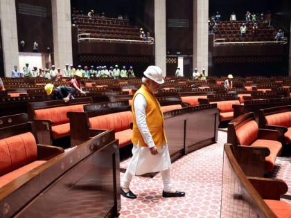 PM Narendra Modi today went for a surprise visit to the new Parliament building | नए संसद भवन का पीएम मोदी ने किया औचक दौरा, निर्माण श्रमिकों से की बातचीत, देखें तस्वीरें