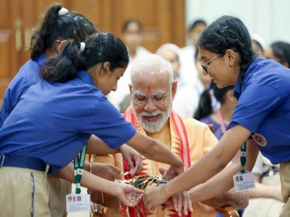 Raksha Bandhan 2025 PM Modi celebrated Rakhi festival among school girls pictures of him having fun with children went viral | Raksha Bandhan 2025: स्कूली छात्राओं के बीच पीएम मोदी ने मनाया राखी का त्योहार, बच्चों संग मस्ती करते तस्वीरें वायरल