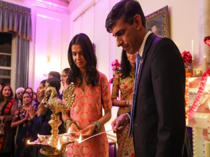 Diwali 2023 Special program organized in Britain on the occasion of Diwali PM Rishi Sunak and wife Akshata attended welcomed Hindu guests | Diwali 2023: ब्रिटेन में दिवाली के मौके पर खास कार्यक्रम का आयोजन; पीएम ऋषि सुनक और पत्नी अक्षता ने की शिरकत, हिंदू मेहमानों का किया स्वागत
