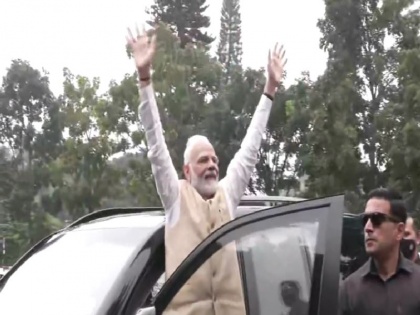 PM stopped his car supporter Modi Modi got out greeted crowd like this Bangalore see video | वीडियो: ‘मोदी, मोदी’ कर रहे समर्थक के लिए पीएम ने रुकवाई अपनी कार, गाड़ी से बाहर निकलकर भीड़ का किया ऐसे अभिवादन