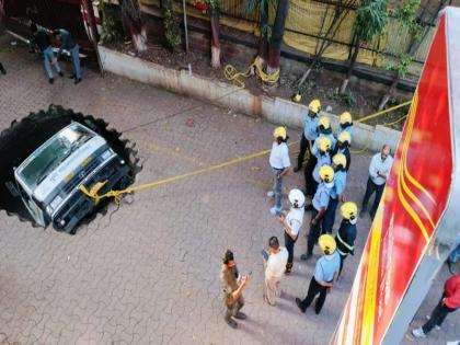 Viral Video: PMC truck fell into a sinkhole in a few seconds, the driver barely saved his life | Viral Video: कुछ ही सेकंड में रोड के सिंकहोल में समा गया पीएमसी का ट्रक, ड्राईवर ने बमुश्किल बचाई अपनी जान
