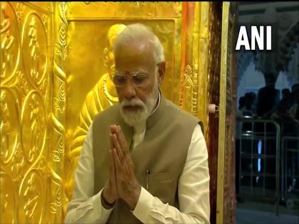 PM Modi tries his hand at 'damru' at Kashi Vishwanath Temple in Varanasi WATCH Video | वाराणसी में रोड शो के बाद पीएम मोदी ने की पूजा, दोनों हाथों से बजाया डमरू, देखें Video