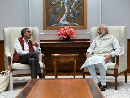 PM Modi met Nobel laureate Abhijeet Banerjee, said- his passion for human empowerment is very clear | नोबेल पुरस्कार विजेता अभिजीत बनर्जी से मिले पीएम मोदी, कहा-मानव सशक्तिकरण के प्रति उनका जुनून बिल्कुल साफ